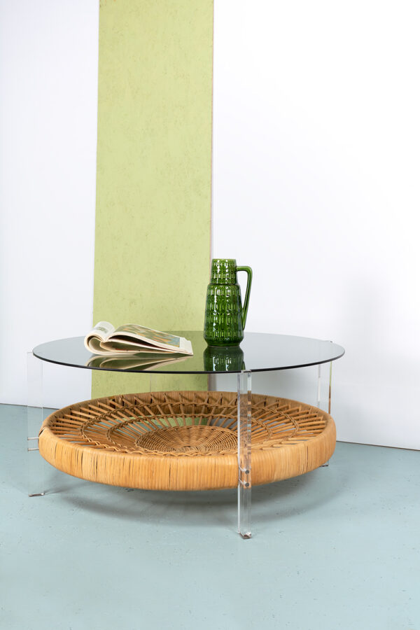 ronde salontafel met rookglas en riet