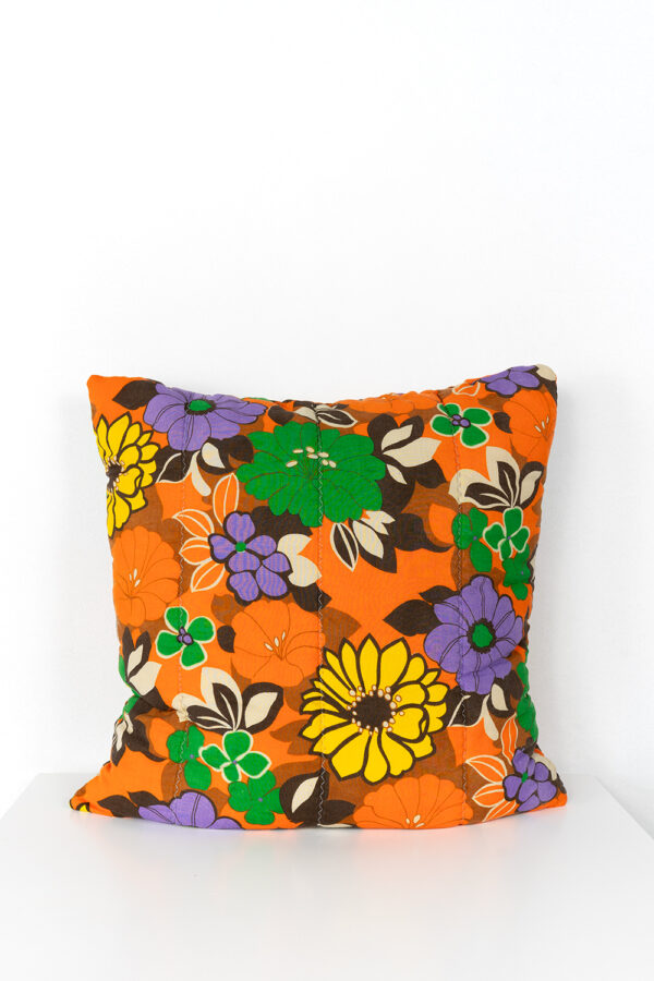 vintage kussen met retro bloemenprint