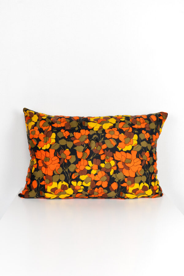 retro kussen met bloemenprint van vintage stof