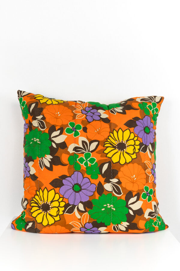 vintage kussen met retro bloemenprint